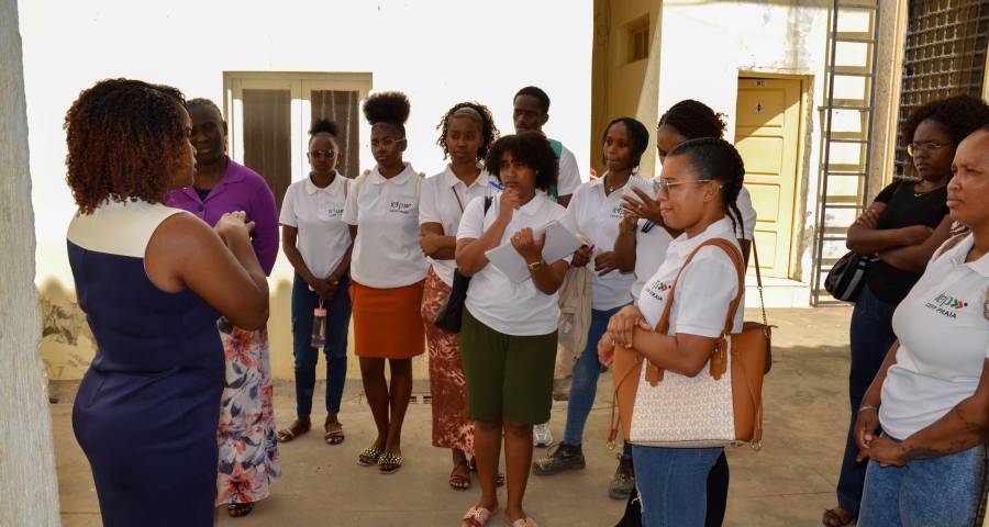 Formandos do Centro de Emprego e Formação Profissional da Praia visitam o Instituto do Arquivo Nacional de Cabo Verde